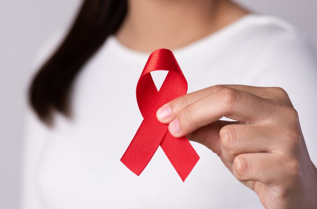 Dezembro vermelho: entenda como o preconceito a pessoas soropositivas ainda é uma barreira na luta contra o HIV